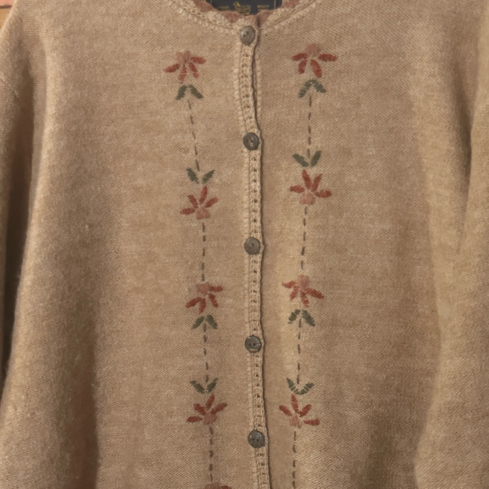 This is a Woolrich women's embroidered wool cardigan - Picture 3 of 7